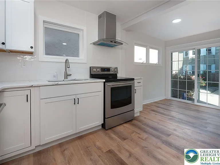 718 N New St — Photo 7
