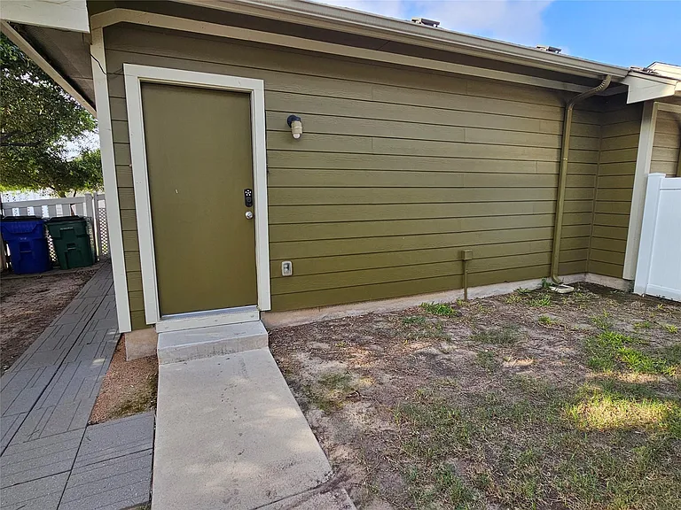 808 Lost Pines Ln — Photo 33