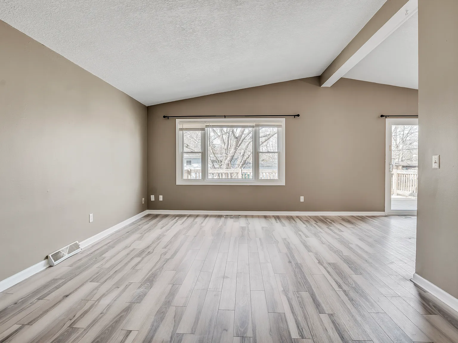 5 bed, 1950 sqft, $3,195 — Photo 3