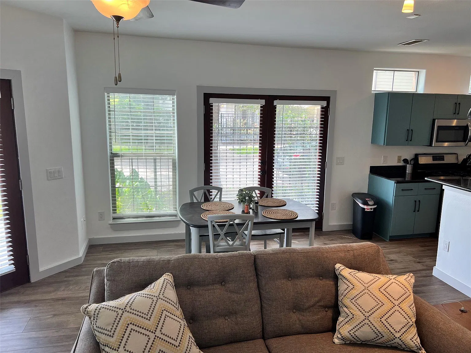 3 bed, 2.5 bath, 1892 sqft, $2,450 — Photo 4