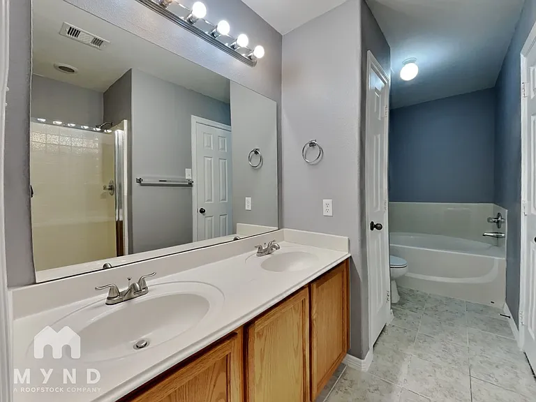 1815 Sherwood Forest Cir — Photo 16
