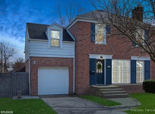 105 Iroquois Dr, Clarendon Hills, IL 60514