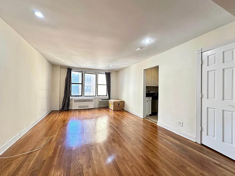 135 E 17th St #4V — Photo 1