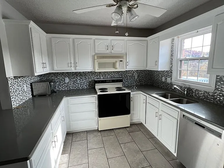 604 Phoenix Ct — Photo 6