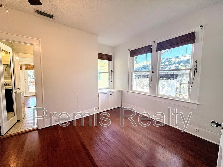 1103 Charles St — Photo 17