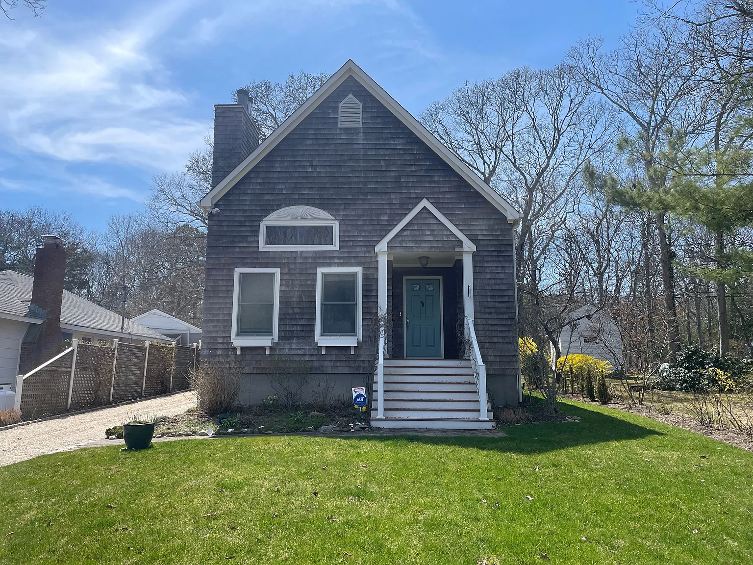 3 bed, 2.0 bath, 1525 sqft — Photo 2