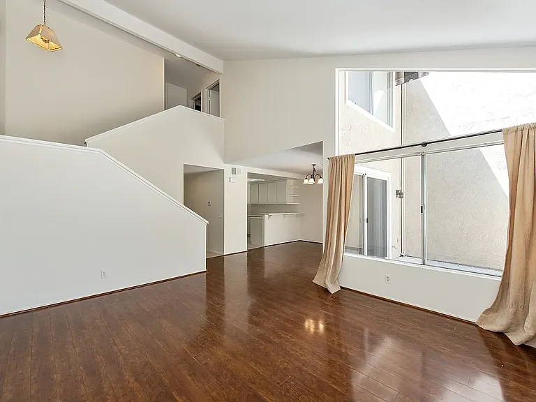 105 Stanford Ct — Photo 2