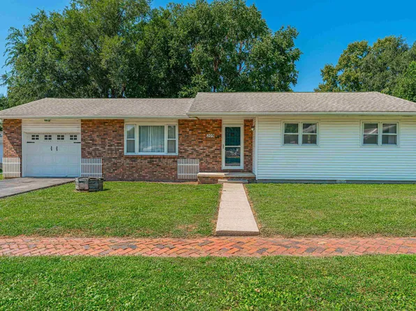 209 N Dauphin St, Chestnut, IL 62518