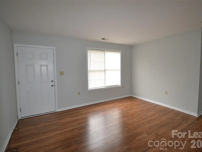 924 Junius St — Photo 5