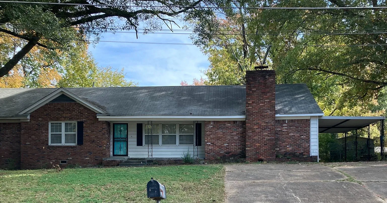 4 Success now offering this 3 bedroom 2bath home with an open floor plan renovated bathrooms and ... — Photo 1