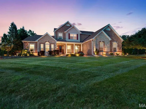 402 Hickory Grove Ln, Wentzville, MO 63385