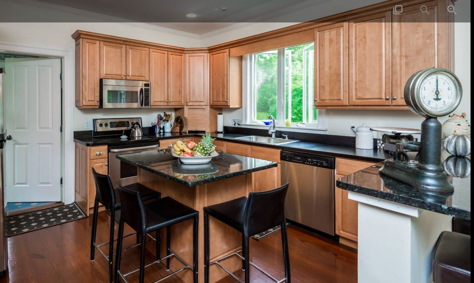  Eat in kitchen 