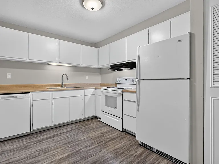 Hollow Hills Apartments — Photo 124