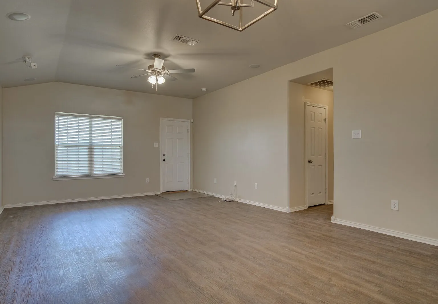 3 bed, 2.0 bath, 1335 sqft, $1,475 — Photo 3