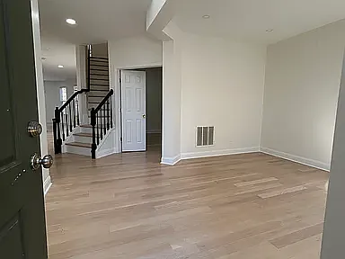 5 bed, 4041 sqft, $4,295 — Photo 3