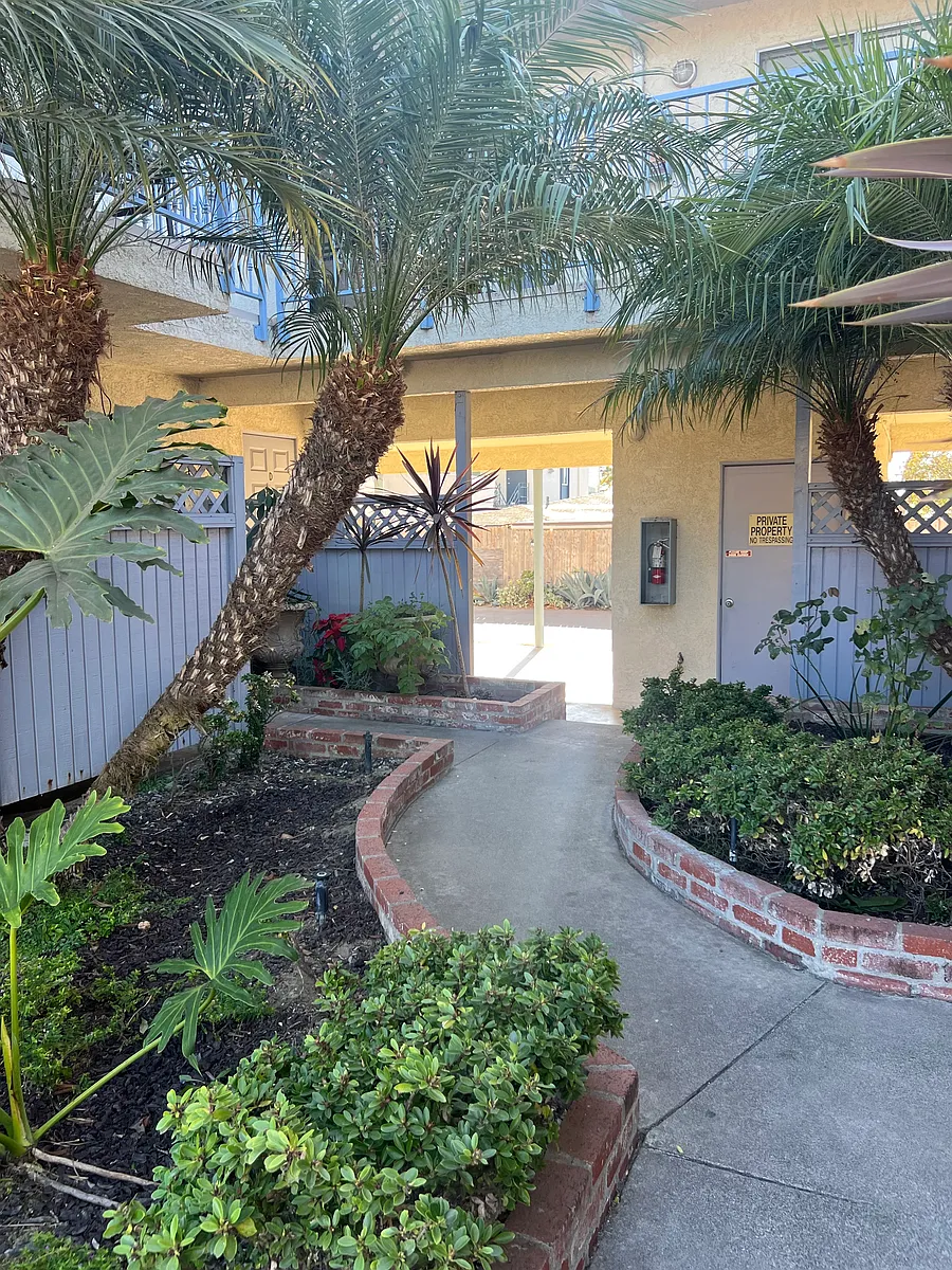 Coin laundry. For tenants to share. - 523 Avenida Las Flores #C