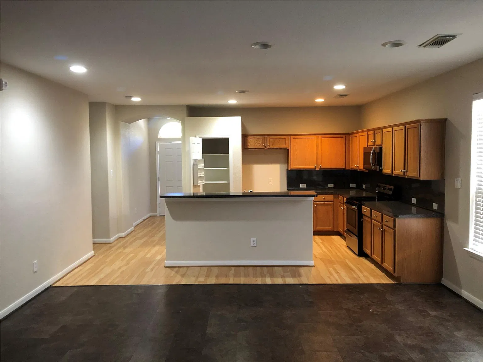 2 bed, 2.0 bath, 1608 sqft, $1,900 — Photo 2