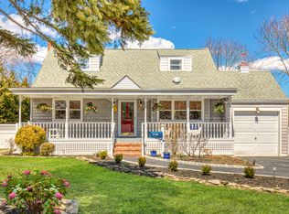 105 Brook St, West Sayville, NY 11796
