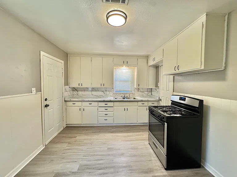 252 E Coe Dr — Photo 9