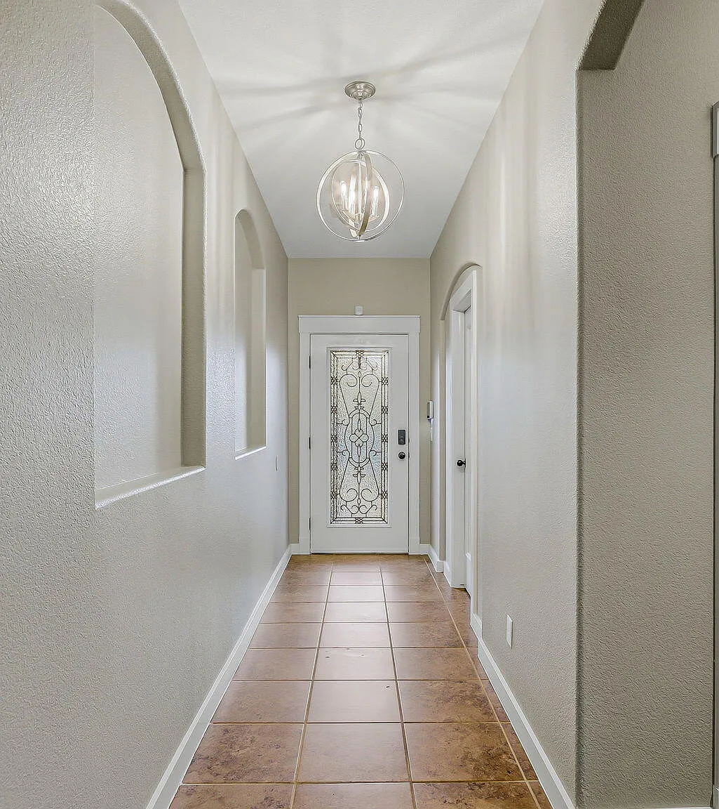 4 bed, 2.5 bath, 2694 sqft, $2,300 — Photo 2
