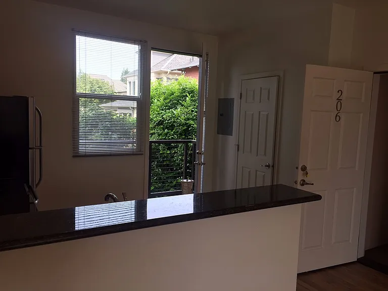 312 NE Monroe St — Photo 5
