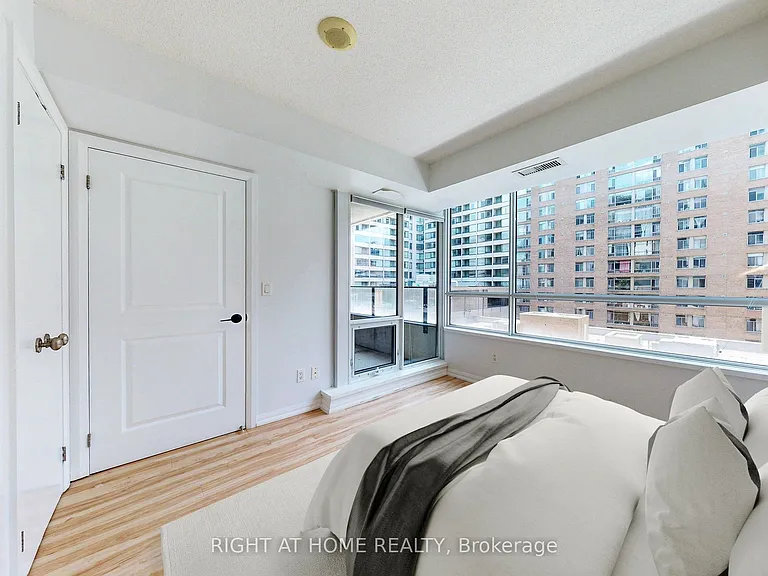 111 Elizabeth St #818 — Photo 3