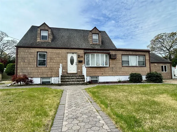 332 Paumanake Avenue, West Islip, NY 11795