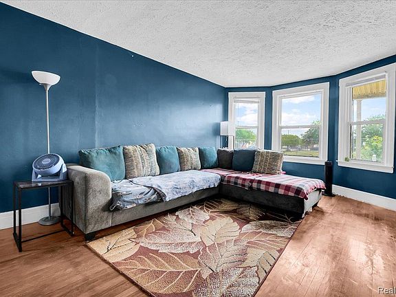3rd image of 2049 Edwin St