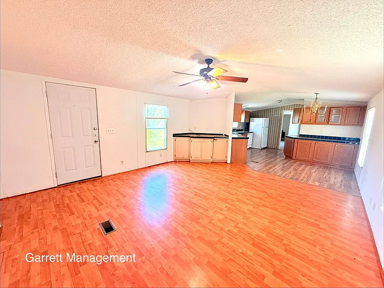 921 Seneca Dr — Photo 2