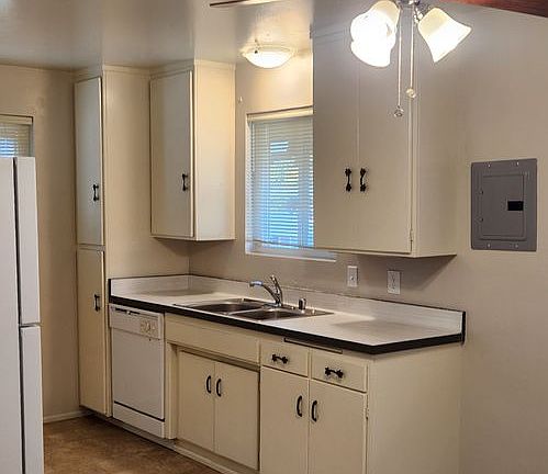 5th image of 909 Castlewood Dr APT 3