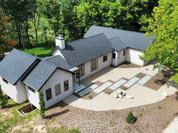 2954 Peach Creek Ct, Fennville, MI 49408