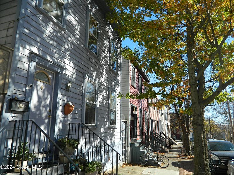 3rd image of 19 Bleecker Place