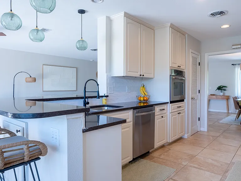 1105 Caples St — Photo 6