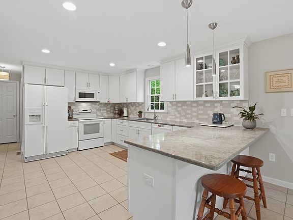 5th image of 69 Highland View Dr