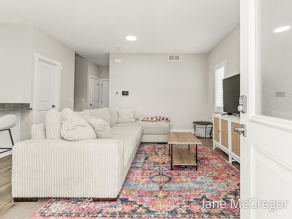 4th image of 373 Catawba Ave