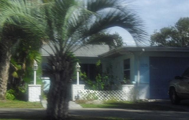2nd image of 1215 SE Kings Bay Dr