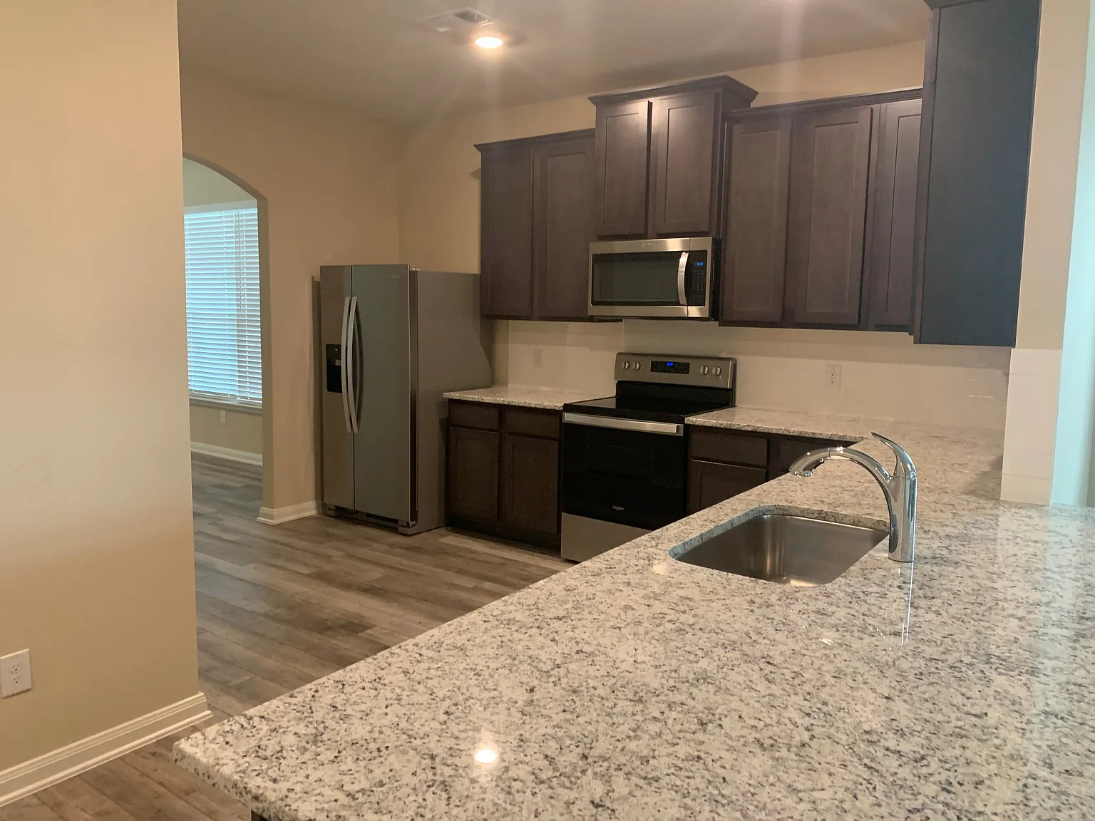3 bed, 1946 sqft, $2,300 — Photo 3
