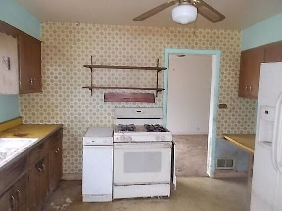 4th image of 10768 W Macarthur Dr