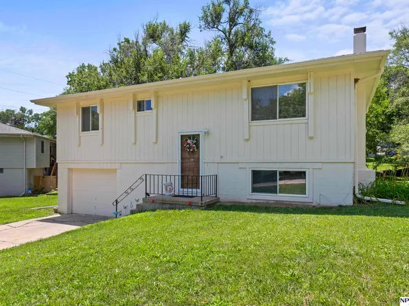 8510 Citta Dr, Bellevue, NE 68147