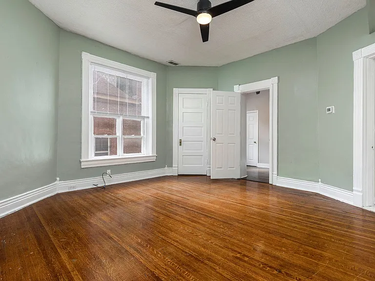 315 W Lee St — Photo 5