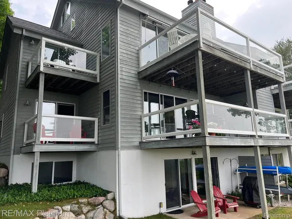 102 Hawkridge Dr, Boyne City, MI 49712