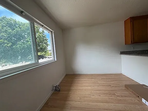 Spacious 2-Bedroom in Downtown San Leandro Hardwood Floors, Parking Available — Photo 3