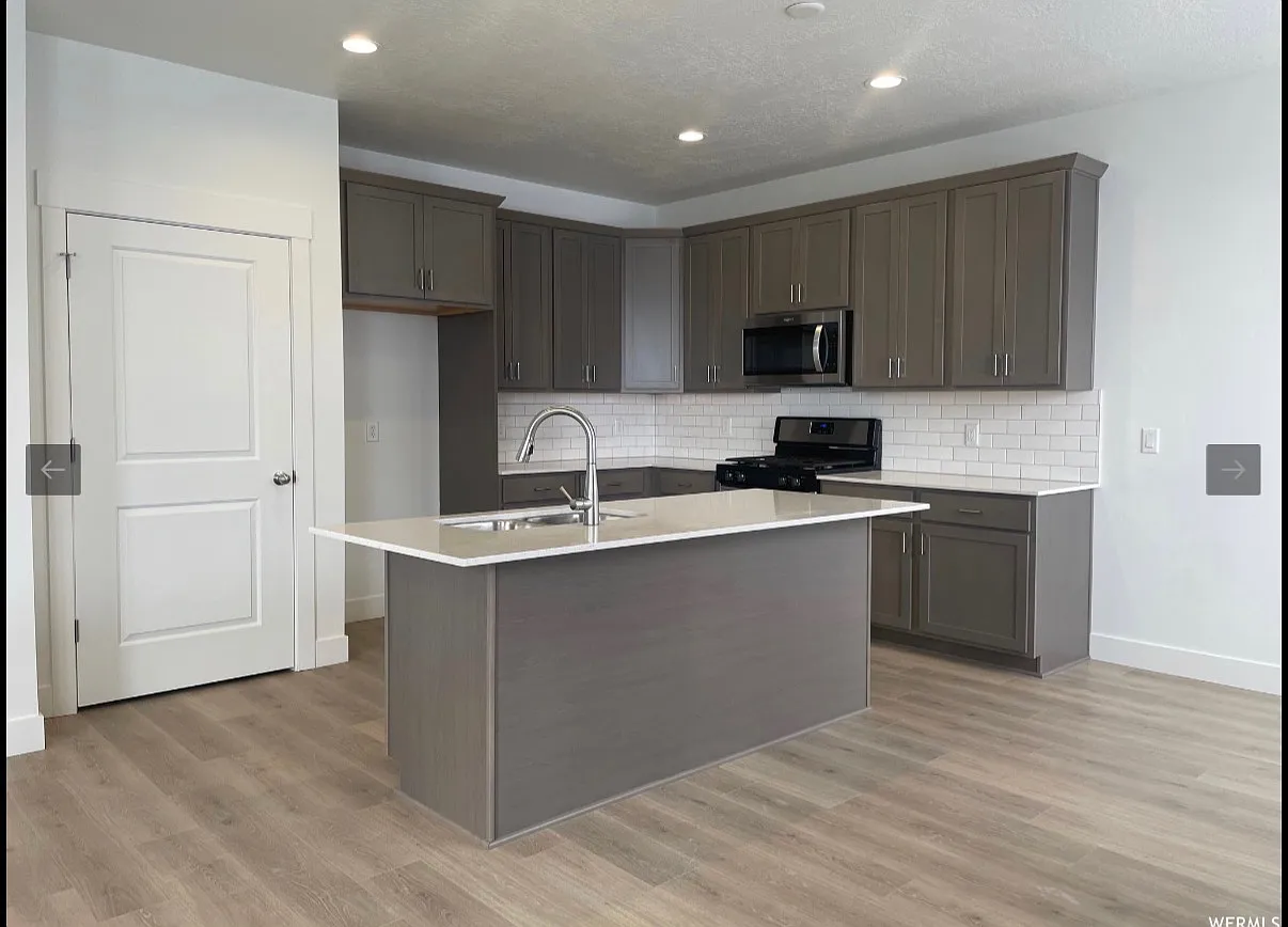 3 bed, 2.5 bath, 1580 sqft, $2,400 — Photo 2