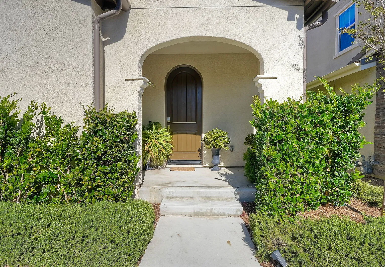 3 bed, 2.5 bath, 2048 sqft, $5,900 — Photo 4