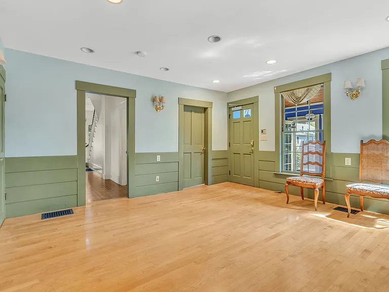 344 Lowell St — Photo 7
