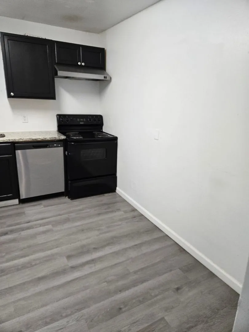 Spacious 4-Bedroom Home with Large Fenced Yard in a Quiet Neighborhood — Photo 4