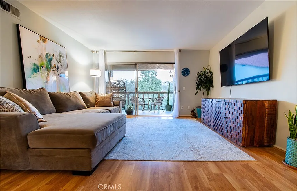 2 bed, 1041 sqft, $3,900 — Photo 3