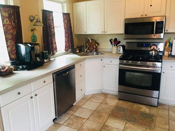 STAINLESS STEEL APPLIANCES IN THE IN KITCHEN