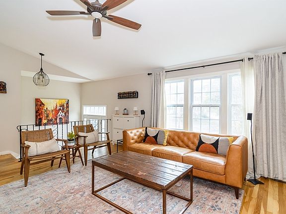 4th image of 210 Bacon St