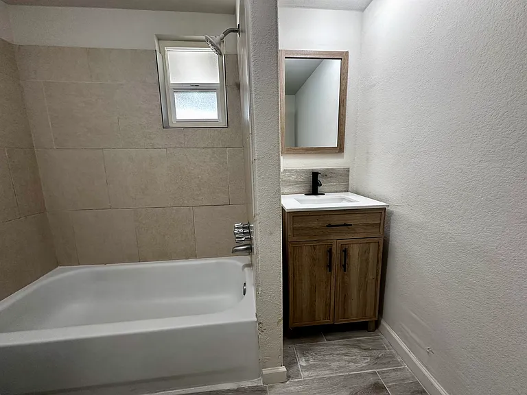 325 W 37th St — Photo 12